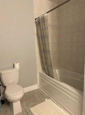 Combined shower/bathtub, towels, soap, shampoo