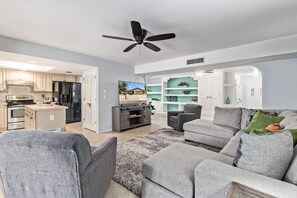 Smart TV, books - Peaceful, private home with pool & hot tub (Fountain Hills)