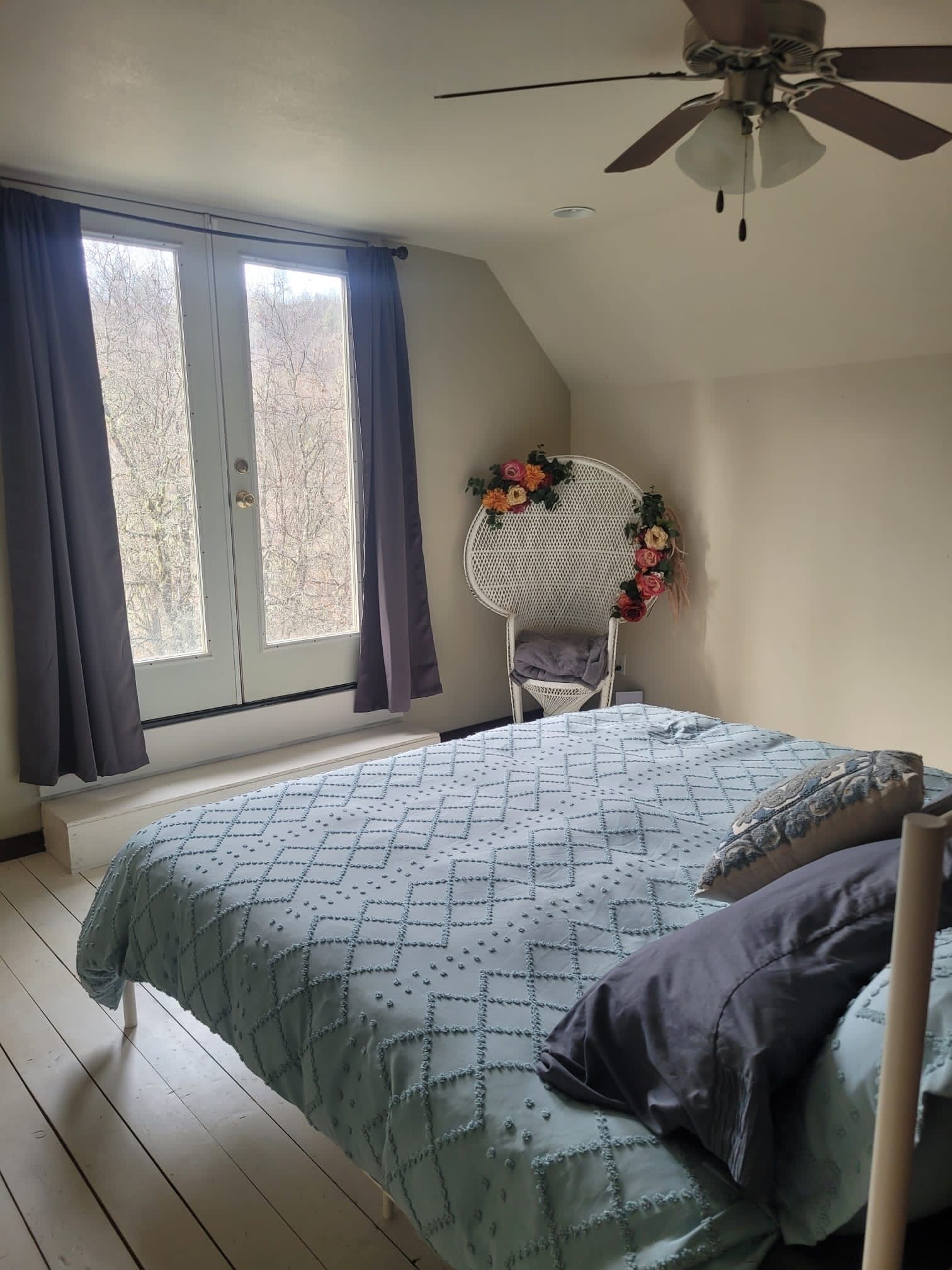 Escritorio, wifi y ropa de cama 