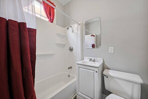 Ensemble baignoire-douche, séchoir à cheveux