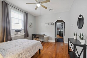1 chambre, bureau, fer et planche à repasser, lit de bébé portatif