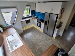 Jääkaappi, mikroaaltouuni, uuni, liesi