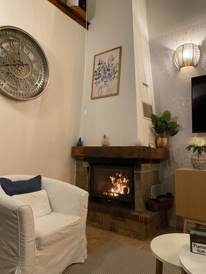 Televisie, een open haard en een stereo