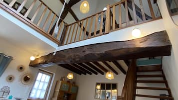 TV, caminetto, impianto stereo