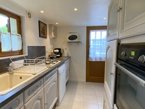 ثلاجة، ميكروويف، فرن، موقد طهي مسطح