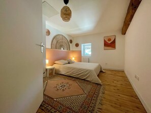 3 habitaciones, tabla de planchar con plancha, wifi y ropa de cama 
