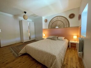 2 chambres, fer et planche à repasser, Wi-Fi, draps fournis