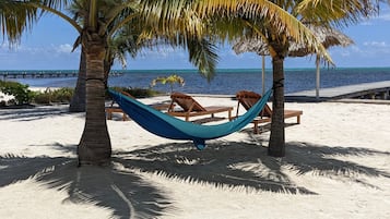 En la playa, camastros y toallas de playa