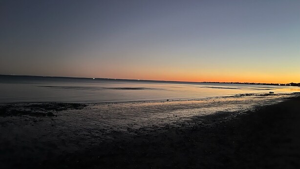 A beach at sunset with calm waters and a clear sky. - Minutes to Walnut Beach, newly renovated 3 bedroom home (Milford)