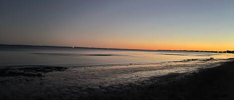 Chaises longues, serviettes de plage