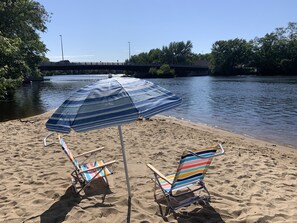 Plage, chaises longues, serviettes de plage