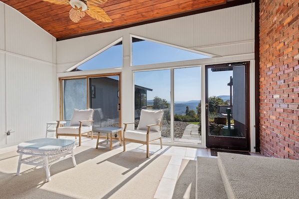 Interior - National Geographic Views 7bdr Hot Tub Game Room (Tunkhannock)