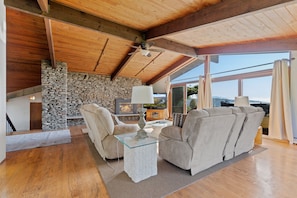 Smart TV - National Geographic Views 7bdr Hot Tub Game Room (Tunkhannock)