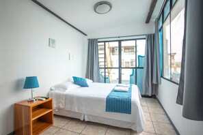 أغطية فراش متميزة وخزنة داخل الغرفة وبديكورات فريدة لكل غرفة