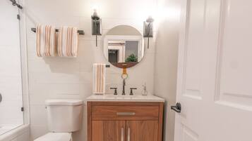 Combined shower/tub, towels