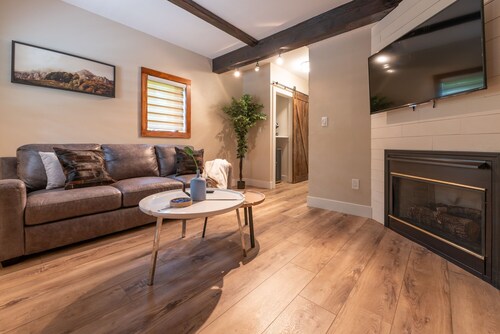 Chimney Hill - 01) First-Floor Suite 1