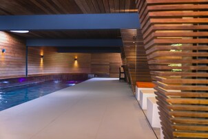 Una piscina cubierta