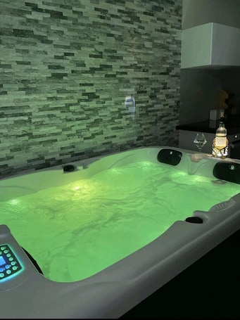 Interior. Attractive T2, jacuzzi and private parking