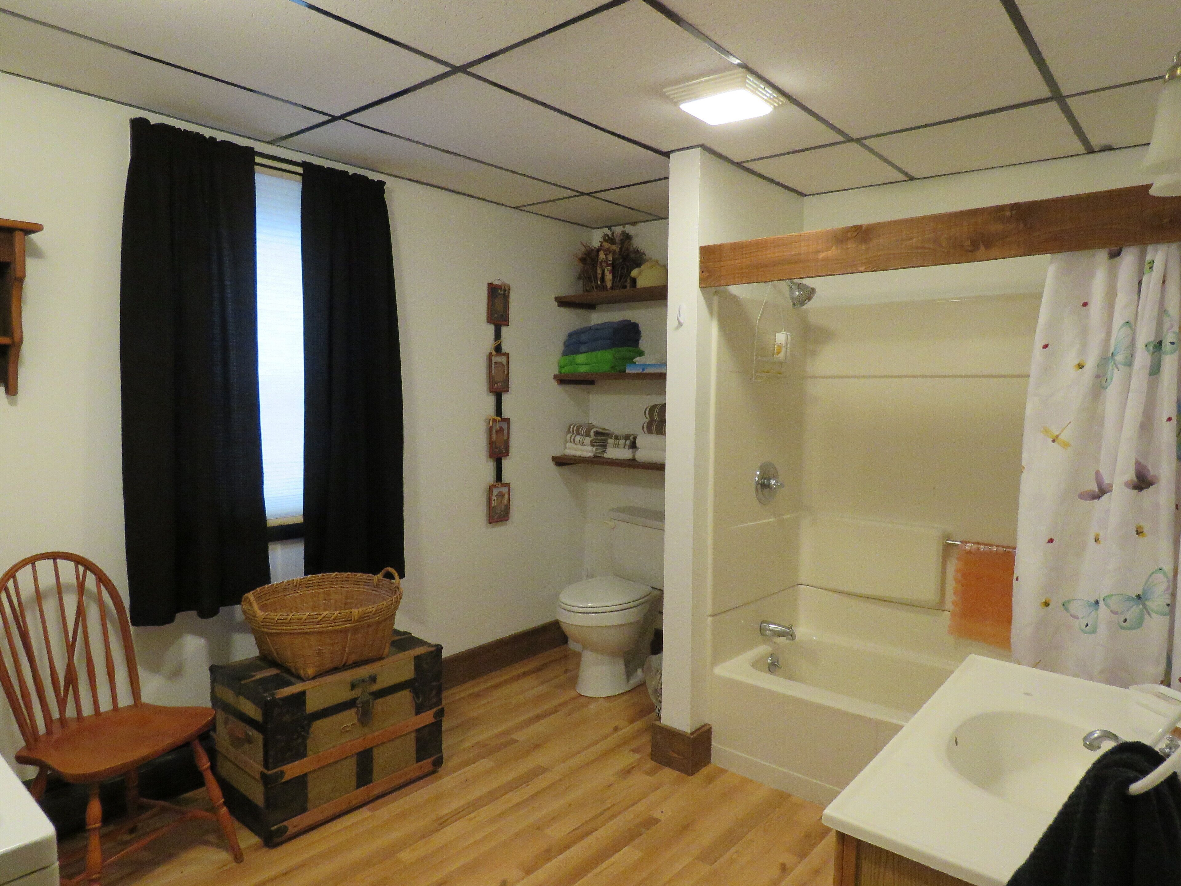 Combined shower/bathtub, hair dryer, towels, soap
