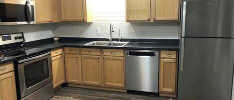 冷蔵庫、電子レンジ、オーブン、コンロ