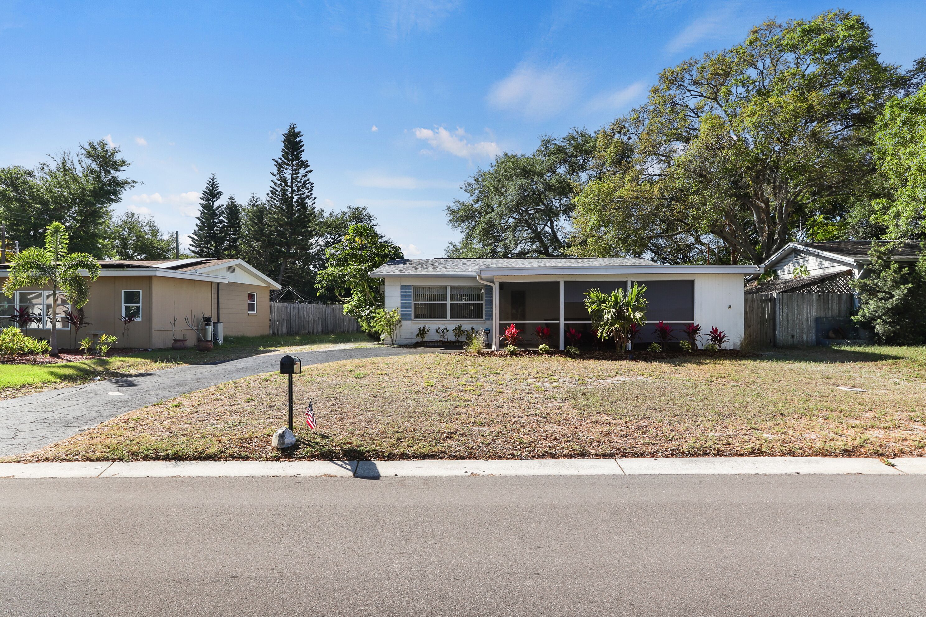 Cozy House Minutes From Gulf Beaches and Shopping! Heated Pool In Paradise!