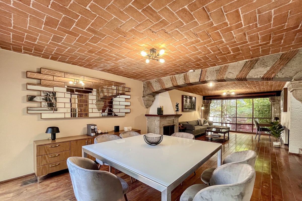 Casa exclusiva | Área de sala de estar | Televisión LED, chimenea, bocina smart y servicios de streaming