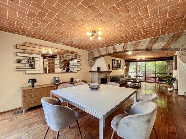 Casa exclusiva | Área de sala de estar | Televisión LED, chimenea, bocina smart y servicios de streaming