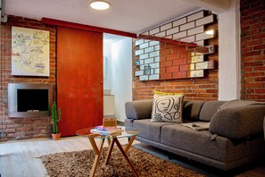 Departamento Confort | Área de sala de estar | Televisión LED, chimenea, bocina smart y servicios de streaming