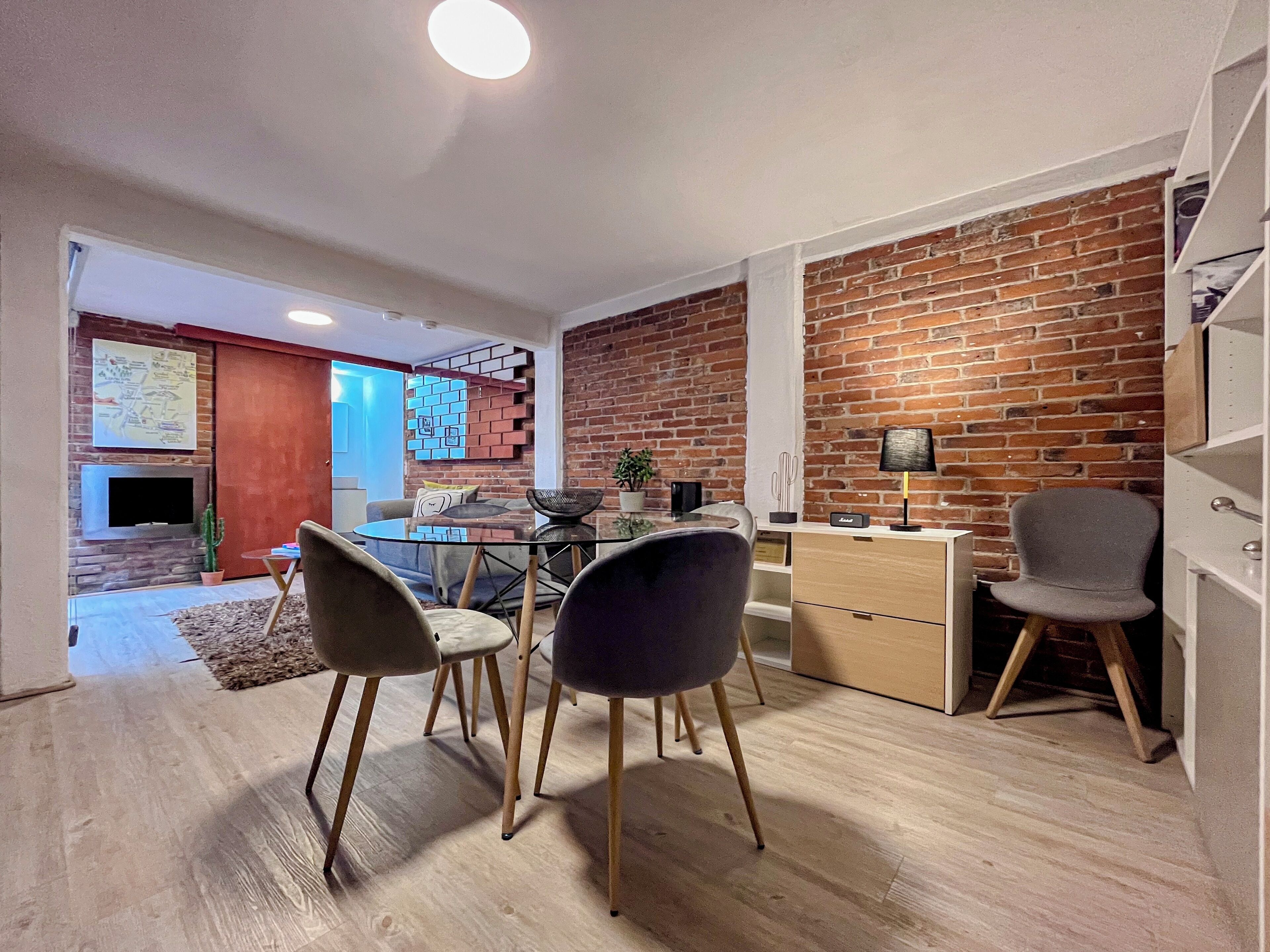 Departamento Confort | Área de sala de estar | Televisión LED de 55 pulgadas con canales digitales y televisión 