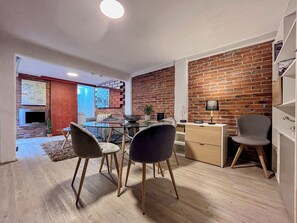 Leilighet – comfort | Oppholdsområde | En 55-tommers LED-TV med digitale kanaler samt TV og smarthøyttalere