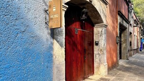 A red door with a sign reading "mi zoni Lodging." - Mi Zona Lodging Coyoacán (Mexico City)
