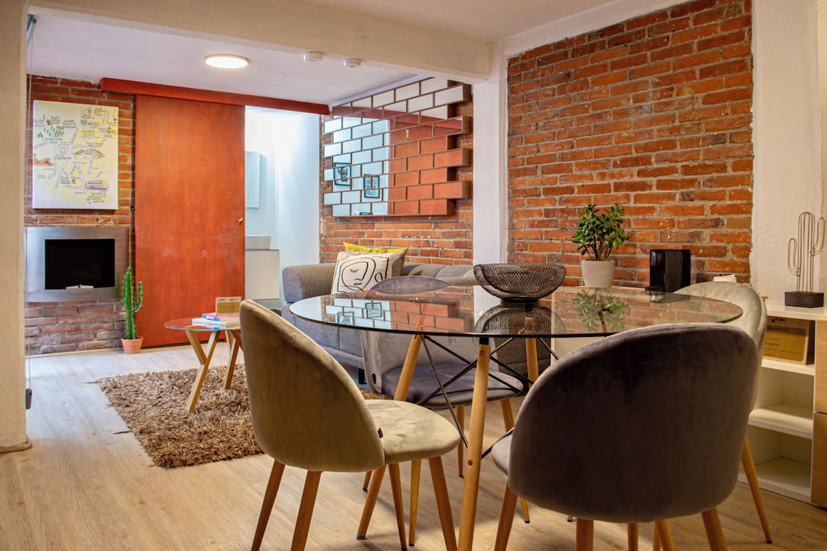 Departamento Confort | Área de sala de estar | Televisión LED, chimenea, bocina smart y servicios de streaming
