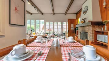 Café da manhã com buffet grátis todos os dias