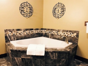 Suihku, poreamme, hiustenkuivaaja, pyyhkeet