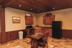 Kühlschrank, Mikrowelle, Herdplatte, Geschirrspüler