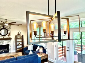 Een smart-tv en boeken