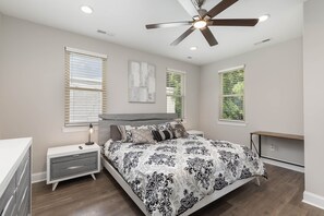 4 habitaciones, escritorio, tabla de planchar con plancha y wifi gratis 