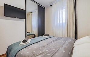 2 bedrooms, iron/ironing board, travel cot, free WiFi