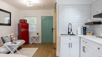 Réfrigérateur, micro-ondes, cafetiÚre/bouilloire, grille-pain