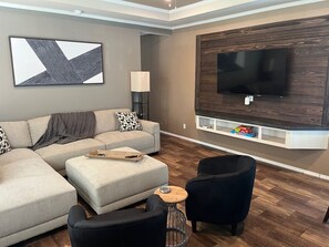 Smart TV, computer monitors - Modern Home in Quiet Mobile Home Community convenient to Town/Campus - King Bed (College Station)