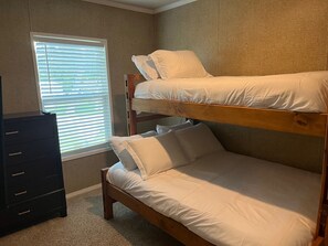 3 bedrooms, iron/ironing board, travel crib, free WiFi - Modern Home in Quiet Mobile Home Community convenient to Town/Campus - King Bed (College Station)