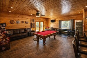 Games room - Mountain cabin Mount Airy, NC w/ 5 master bedrooms (Mount Airy)