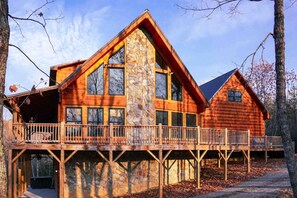 Exterior - Mountain cabin Mount Airy, NC w/ 5 master bedrooms (Mount Airy)