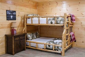 Desk, travel cot, free WiFi, bed sheets - Mountain cabin Mount Airy, NC w/ 5 master bedrooms (Mount Airy)