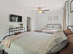 6 bedrooms, iron/ironing board, travel cot, WiFi - Game Room! 7 Min To Downtown CLE! (Cleveland)