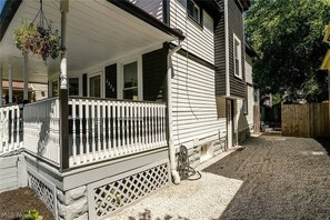 Exterior - Game Room! 7 Min To Downtown CLE! (Cleveland)