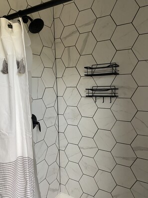 Douche, sèche-cheveux, serviettes fournies, savon