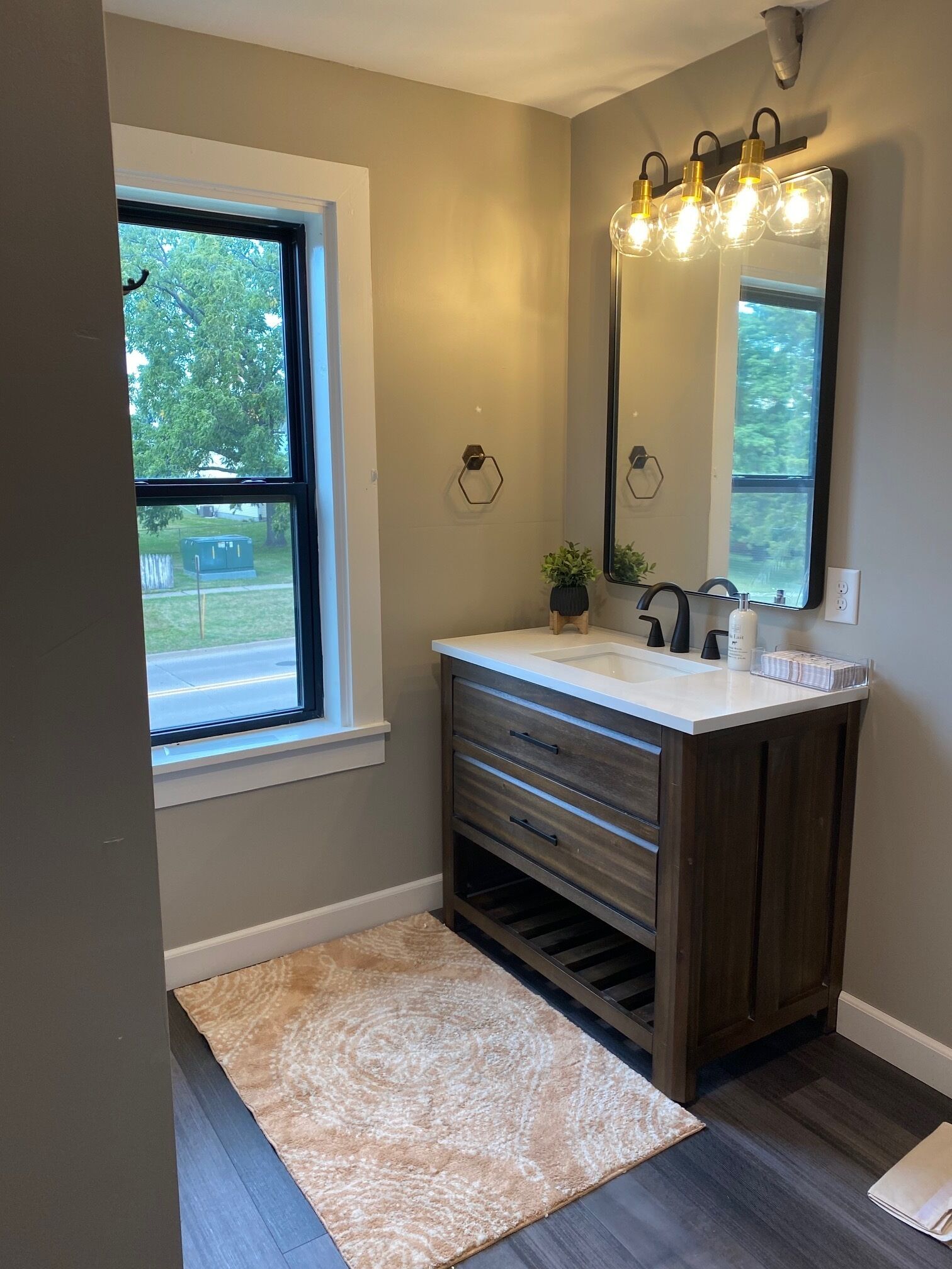 Douche, sèche-cheveux, serviettes fournies, savon