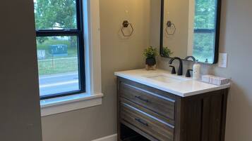 Douche, sèche-cheveux, serviettes fournies, savon