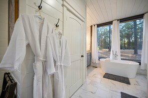 浴槽、ヘアドライヤー、タオル